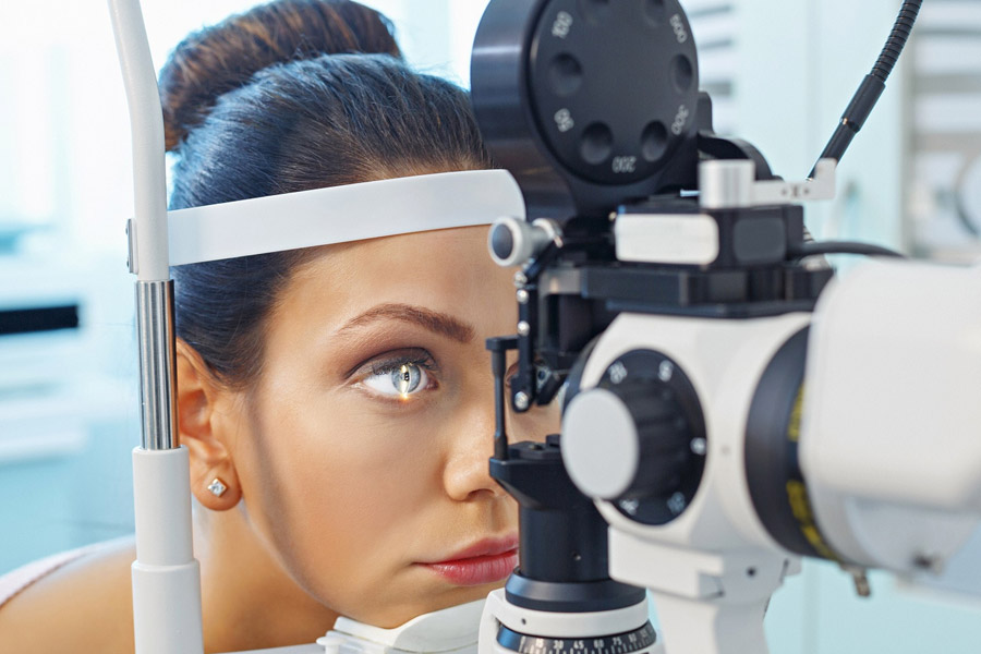 Persona trabajando en computador en un espacio bien iluminado