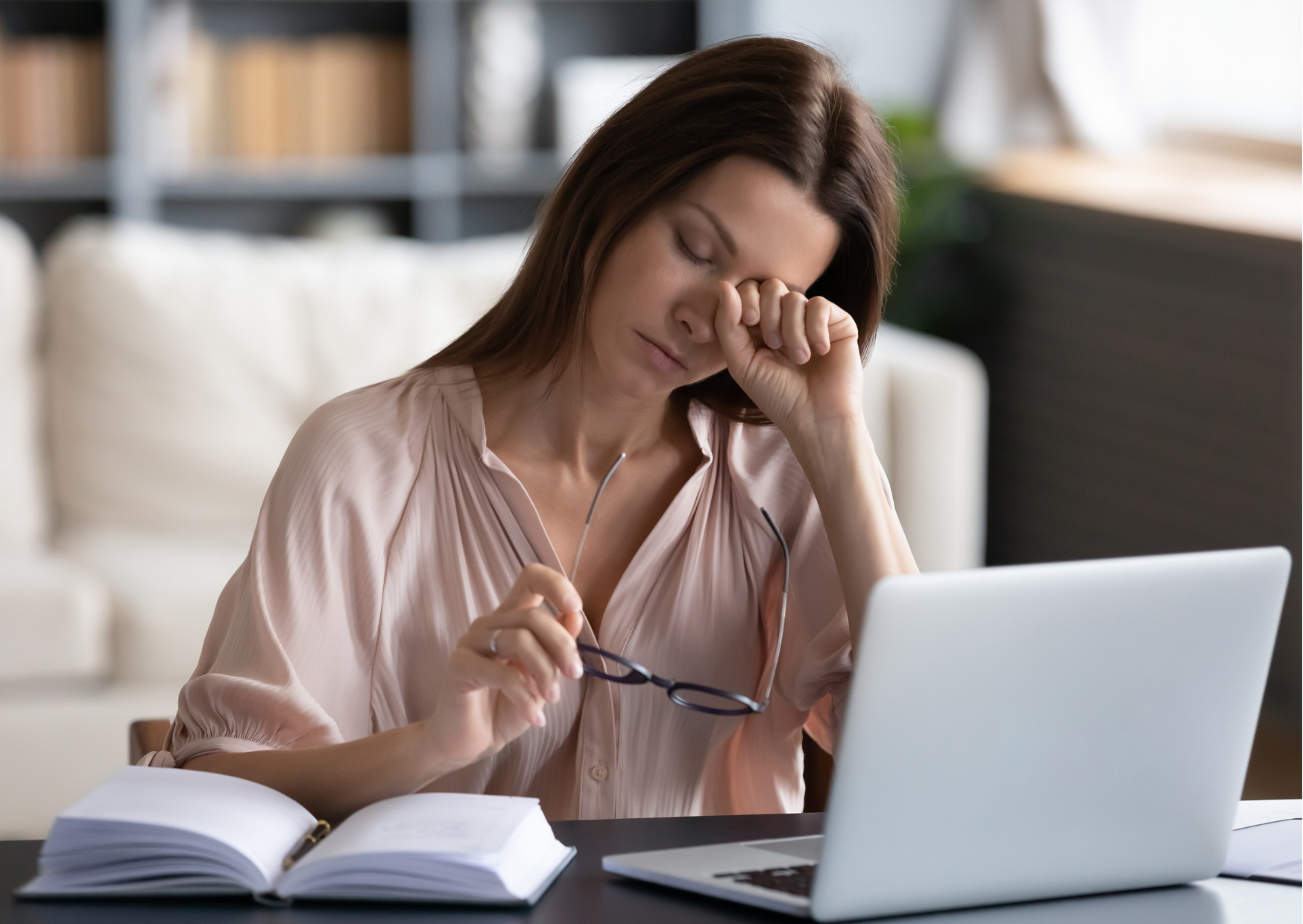 Espacio de trabajo ordenado con iluminación adecuada